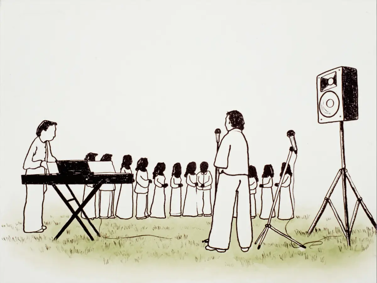 Disegno a mano: un piccolo coro in semicerchio su un prato, un pianoforte digitale, due microfoni su asta e una cassa su stativo.