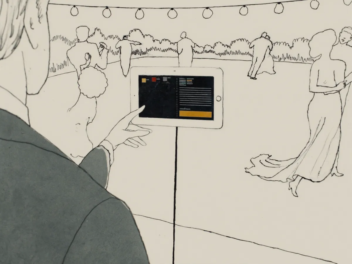 Disegno a mano: un invitato di spalle tocca lo schermo della postazione, su un piedistallo accanto alla pista, mentre dietro di lui altri ospiti ballano sotto le lucine.