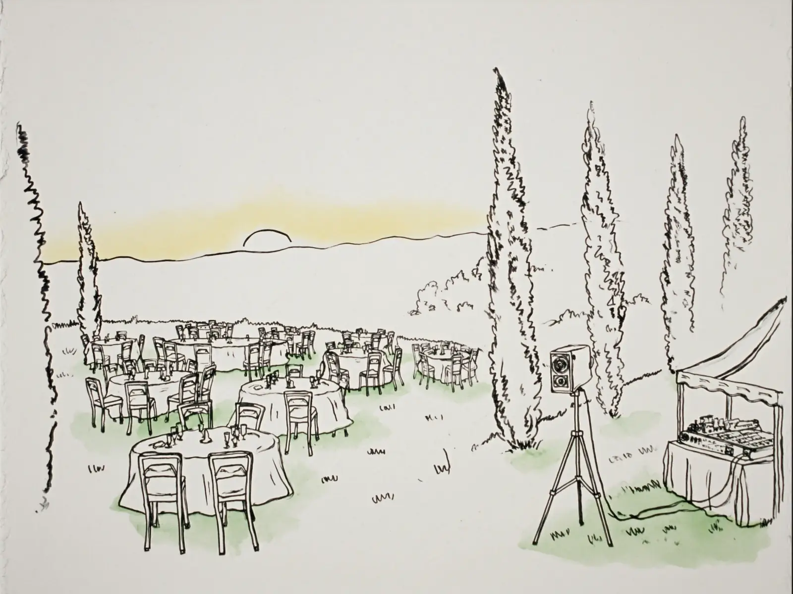 Disegno a mano: il giardino di una villa fra i cipressi al tramonto, tavoli rotondi apparecchiati sul prato, una cassa su stativo e il mixer sotto un piccolo gazebo.